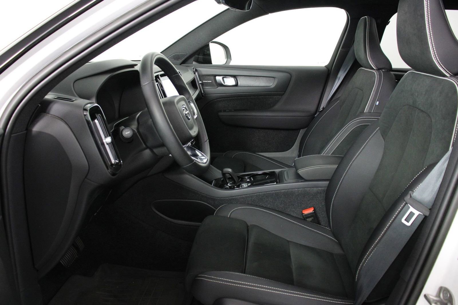 Used 2023 Volvo XC40 Recharge Ultimate w/ Protection Package Premier AWD/4WD image 29