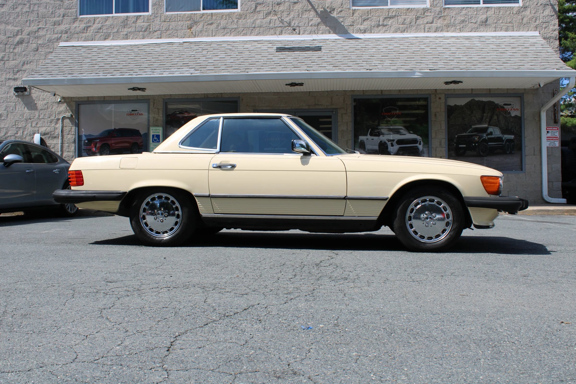 Used 1987 Mercedes-Benz 560 SL image 8