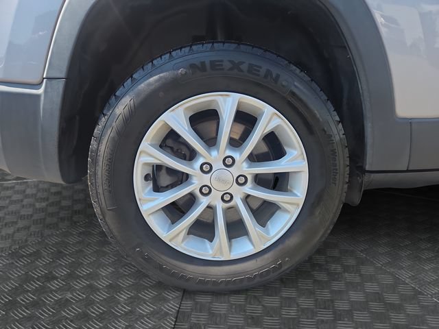Used 2019 Jeep Cherokee Latitude w/ Cold Weather Group AWD/4WD image 35