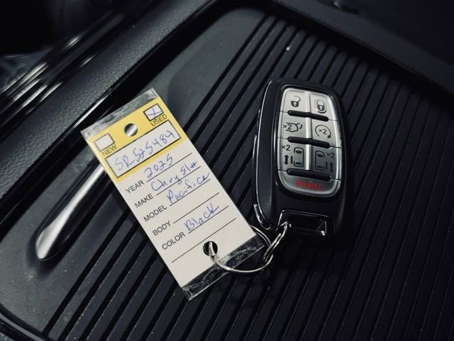 Used 2025 Chrysler Pacifica Limited image 44