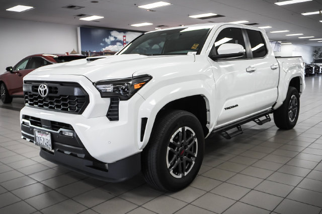Used 2024 Toyota Tacoma TRD Sport w/ TRD Sport Upgrade Package AWD/4WD image 3