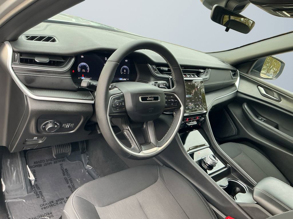 Used 2025 Jeep Grand Cherokee Laredo X w/ Luxury Tech Group I image 11