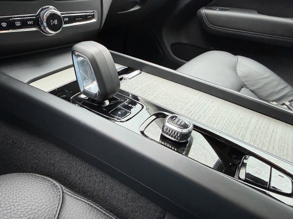 Used 2025 Volvo XC60 B5 Plus w/ Protection Package Premier image 26