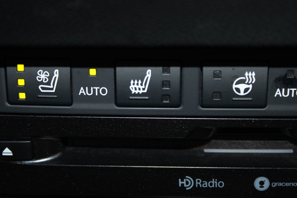 Used 2020 Lexus ES 300h w/ Accessory Package FWD image 29