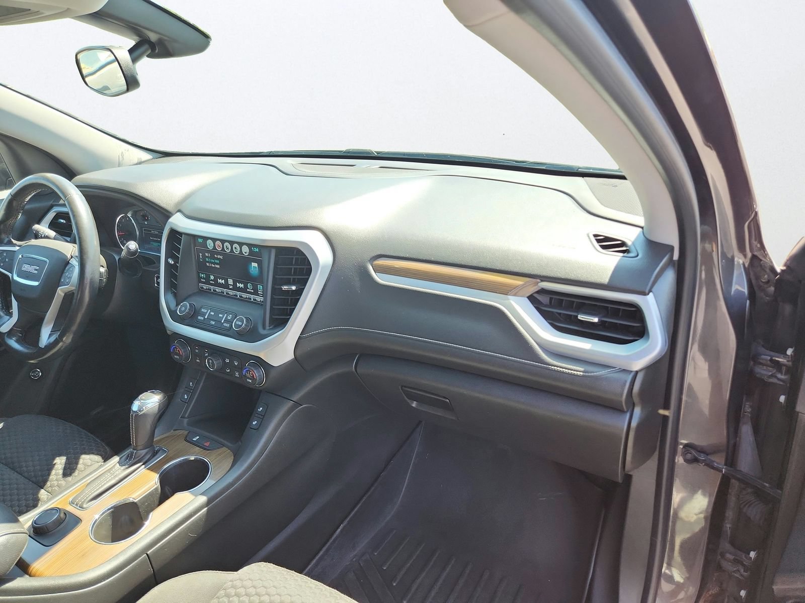 Used 2017 GMC Acadia SLE FWD image 25