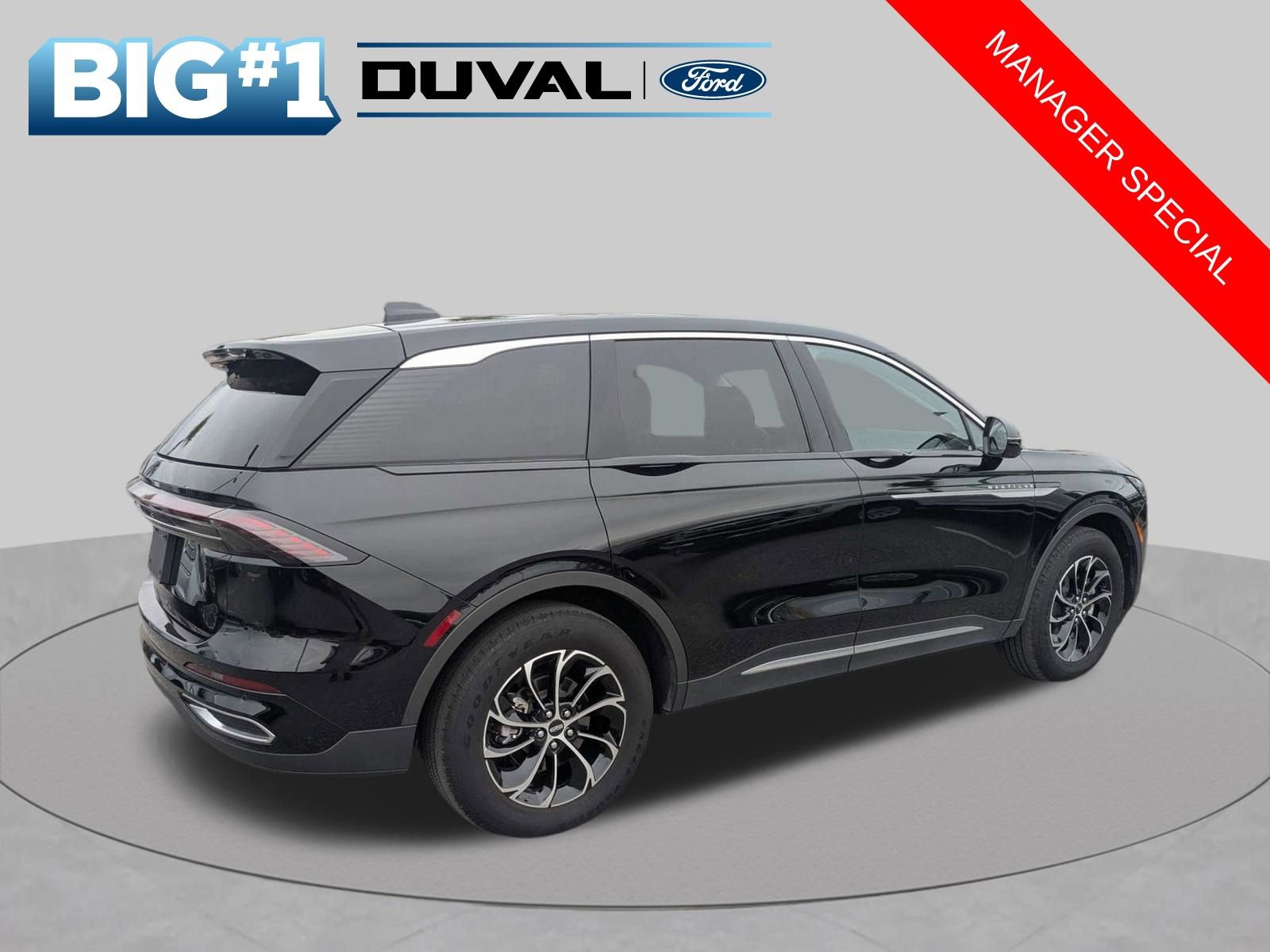 Used 2025 Lincoln Nautilus Premier AWD/4WD image 4
