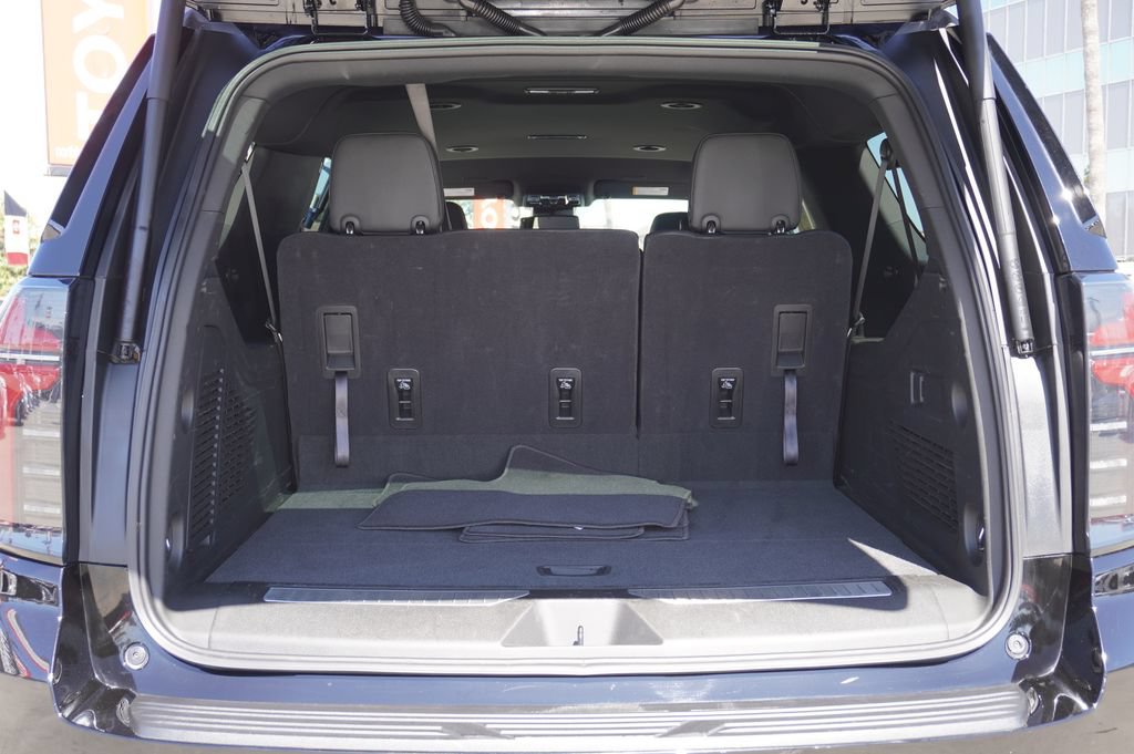 Used 2026 Chevrolet Suburban RST RWD image 8