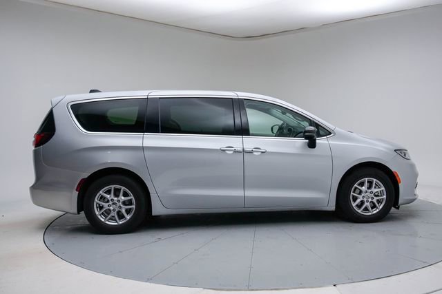 Used 2024 Chrysler Pacifica Touring-L image 8