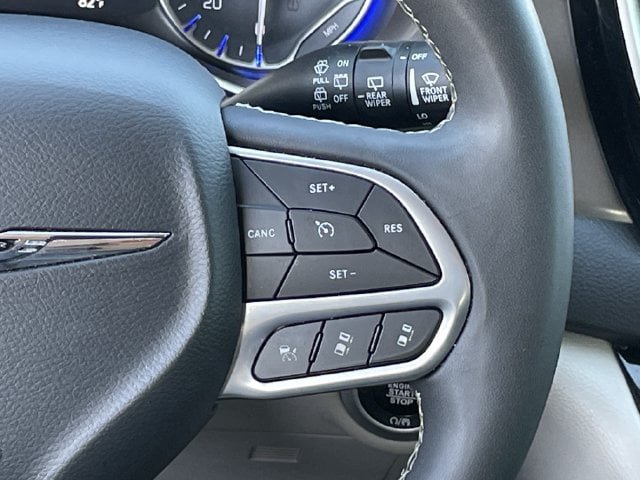 Used 2024 Chrysler Pacifica Touring-L FWD image 13