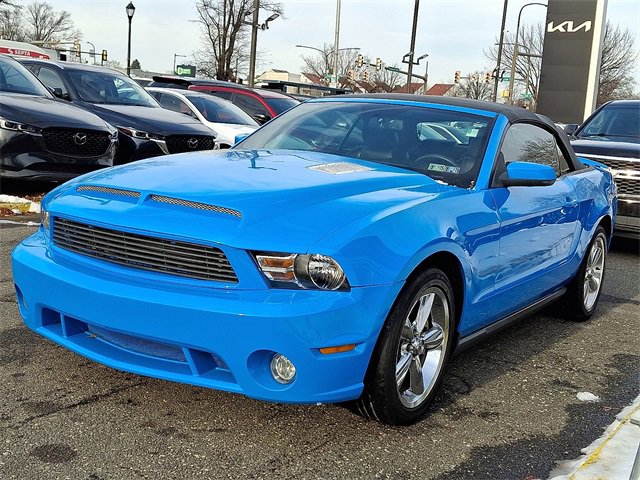 Used 2010 Ford Mustang Convertible image 3