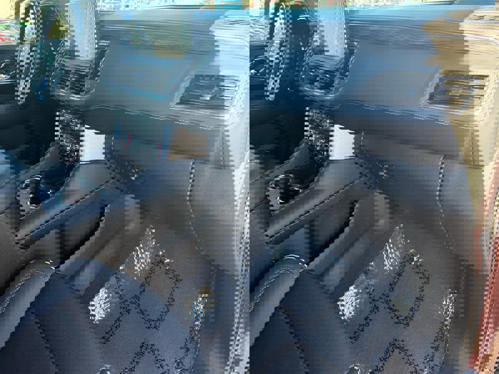 Used 2023 GMC Yukon XL SLT image 31