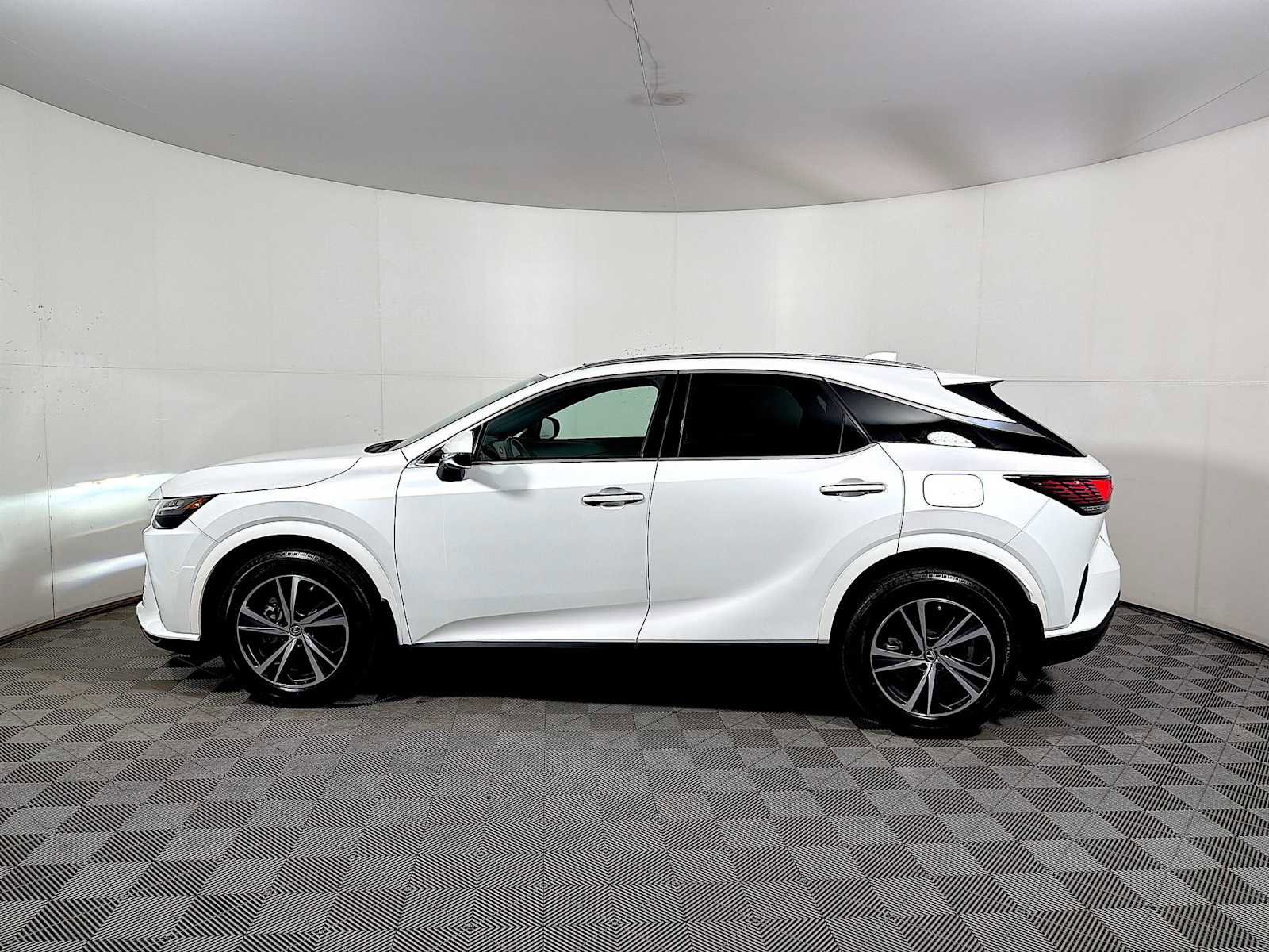 Used 2023 Lexus RX 350 Premium w/ Accessory Package AWD/4WD image 4