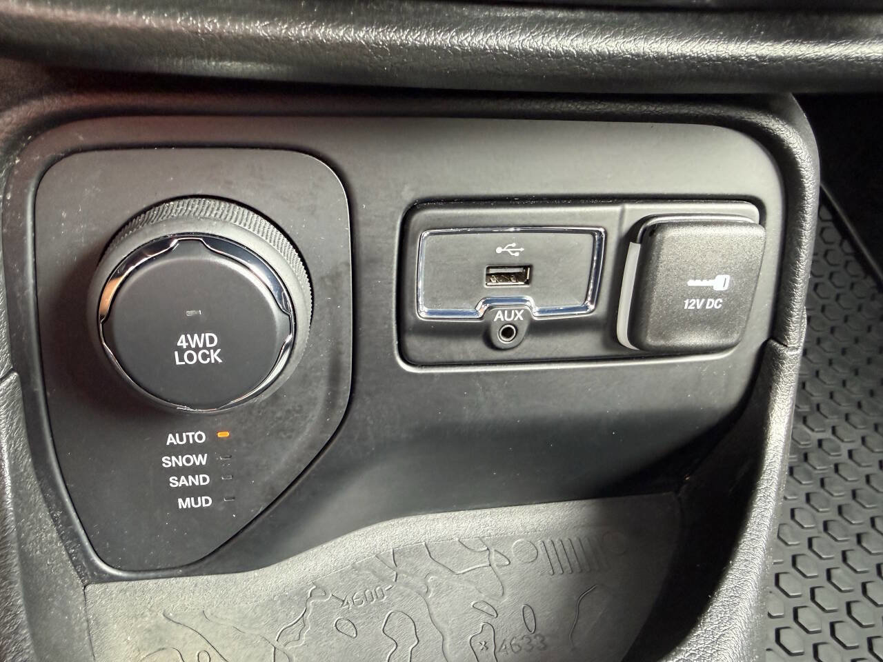 Used 2016 Jeep Renegade Latitude w/ Popular Equipment Group image 29