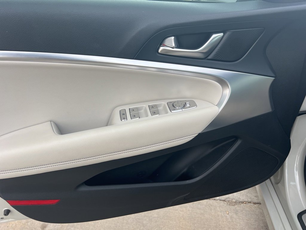 Used 2025 Genesis G70 2.5T image 14