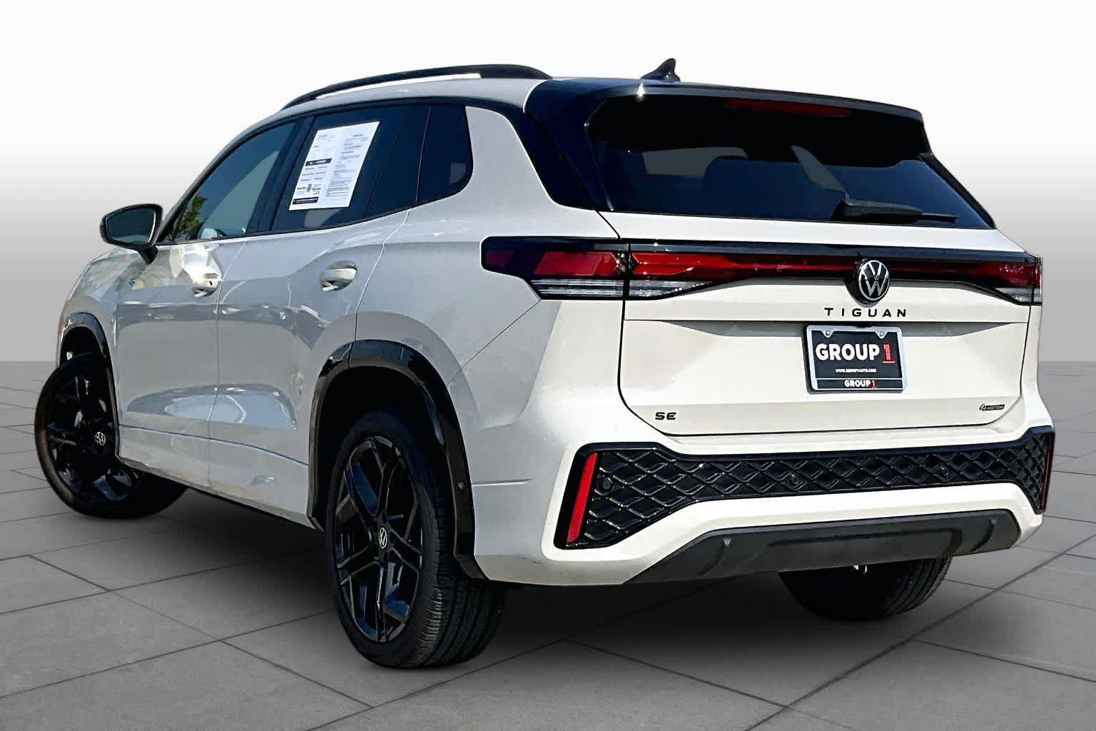 Used 2025 Volkswagen Tiguan SE R-Line AWD/4WD image 11