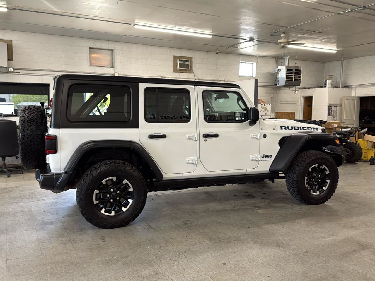 Used 2024 Jeep Wrangler Unlimited Rubicon 4xe w/ Technology Group AWD/4WD image 4