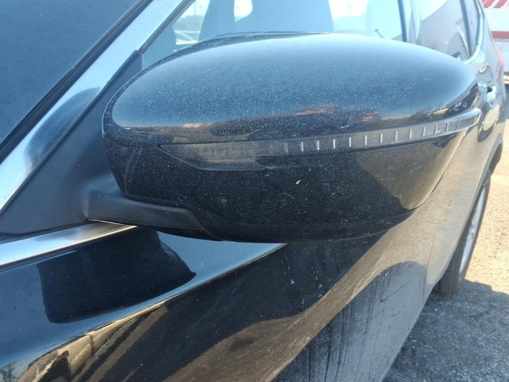 Used 2018 Nissan Rogue SV image 5