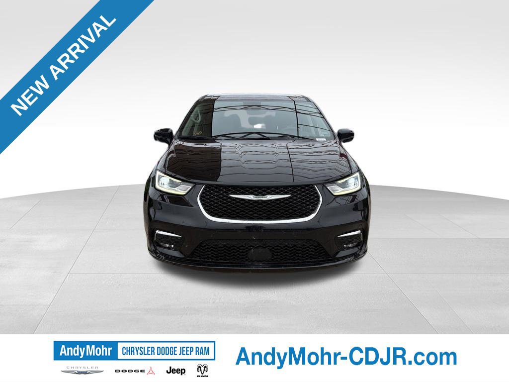 Used 2024 Chrysler Pacifica Touring-L FWD image 2