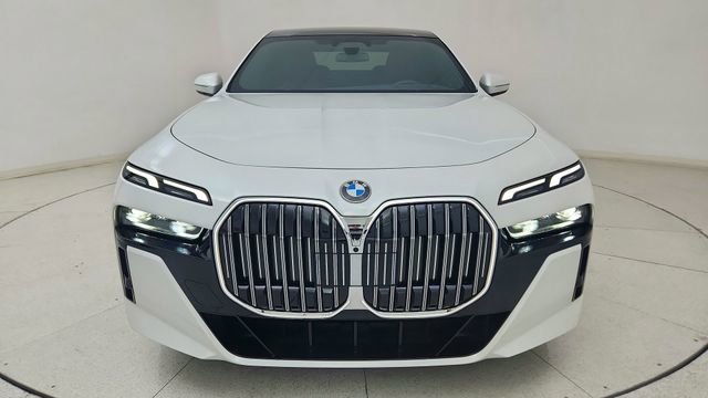 Used 2025 BMW 740i image 13