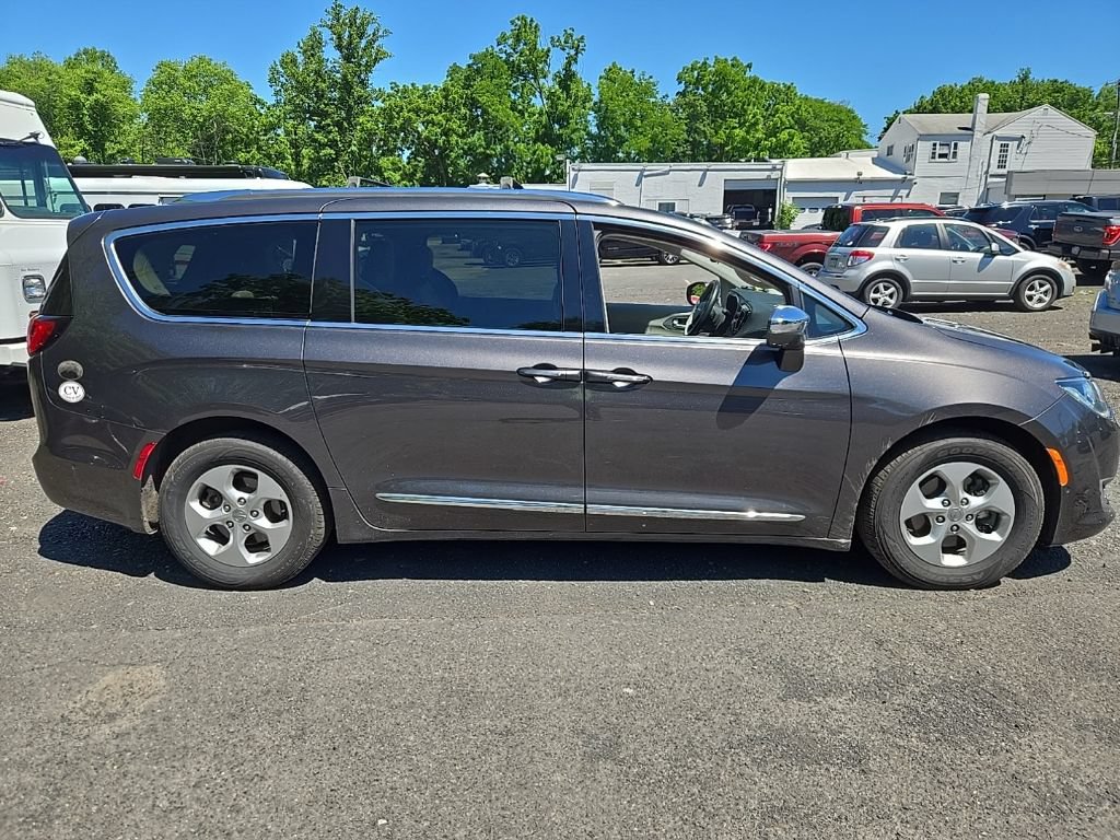 Used 2017 Chrysler Pacifica Platinum FWD image 8