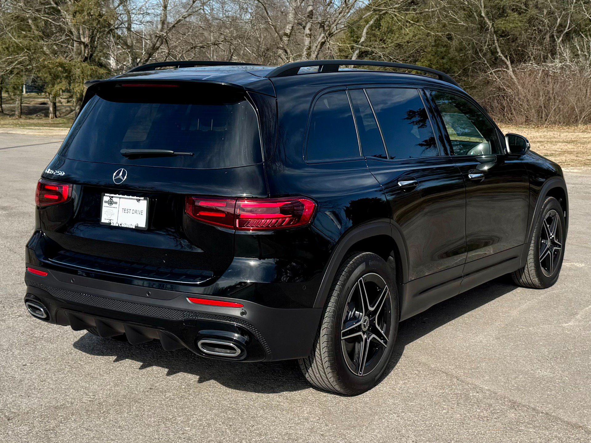 Used 2025 Mercedes-Benz GLB 250 w/ AMG Night Package image 3