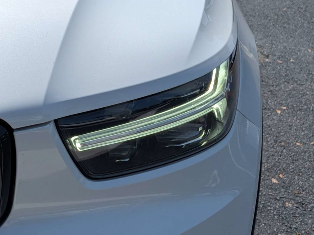 Used 2020 Volvo XC40 T4 R-Design FWD image 10