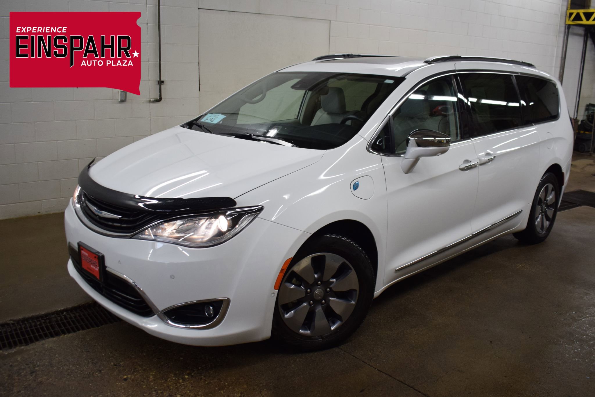 Used 2017 Chrysler Pacifica Platinum image 1