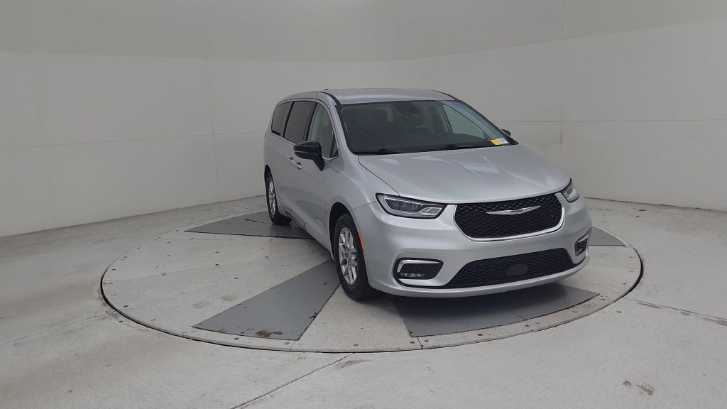 Certified 2024 Chrysler Pacifica Touring-L FWD image 5