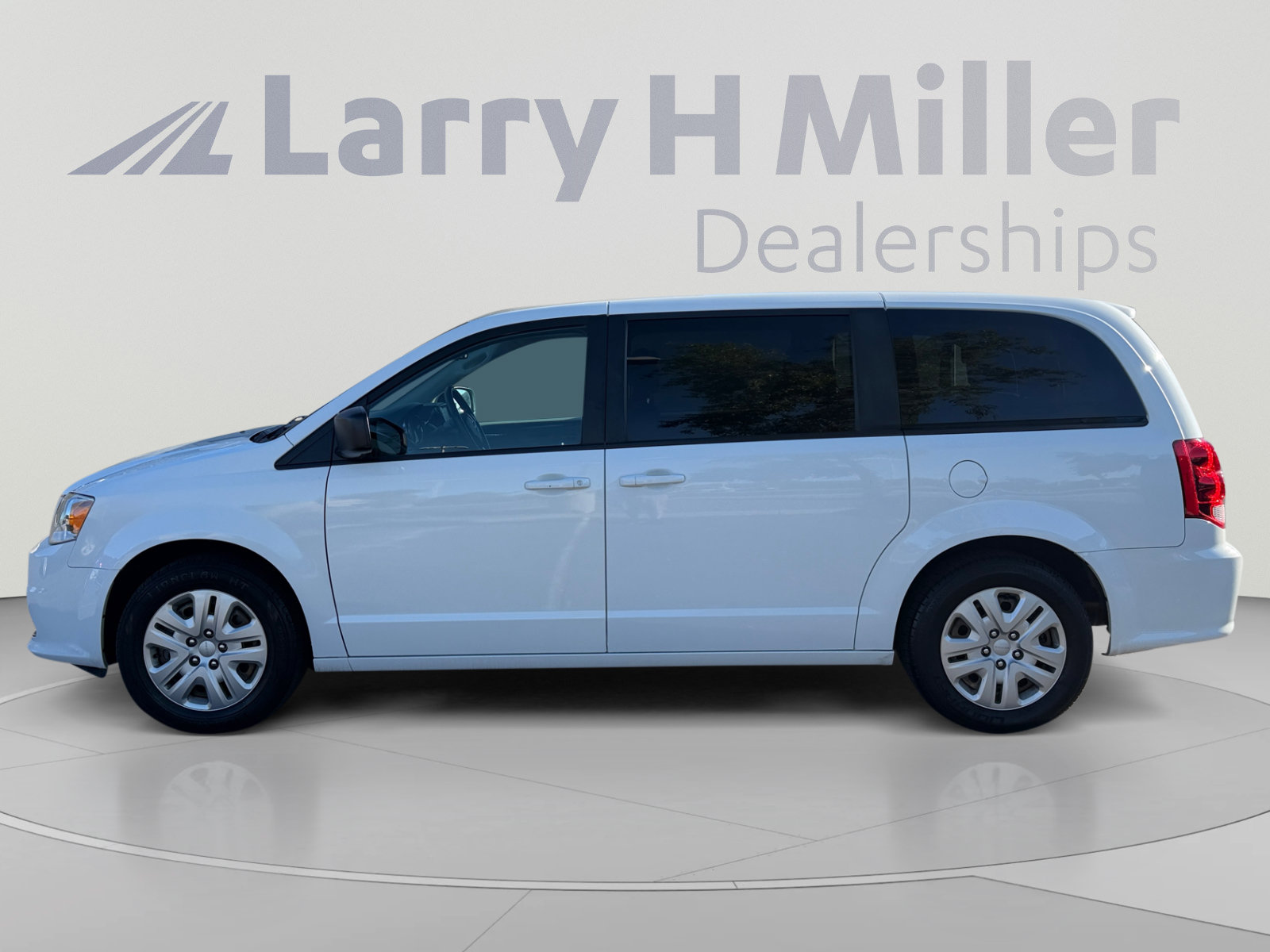 Used 2018 Dodge Grand Caravan SE w/ UConnect Hands-Free Group FWD image 2