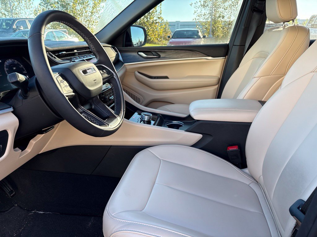 Used 2025 Jeep Grand Cherokee Limited w/ Black Appearance Package AWD/4WD image 8