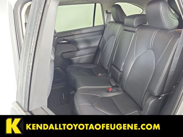 Used 2025 Toyota Highlander XLE AWD/4WD image 19