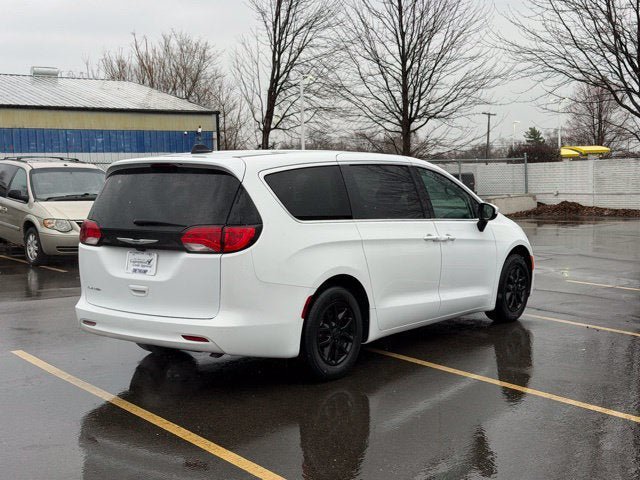 Certified 2023 Chrysler Voyager LX FWD image 4