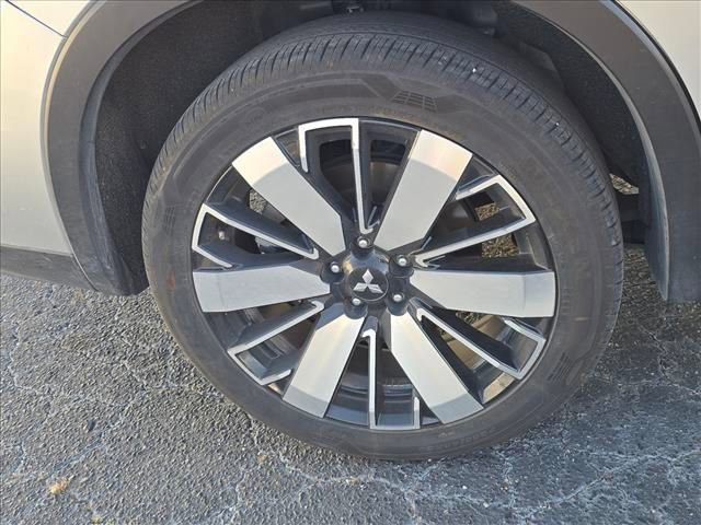 Used 2025 Mitsubishi Outlander SE FWD image 15