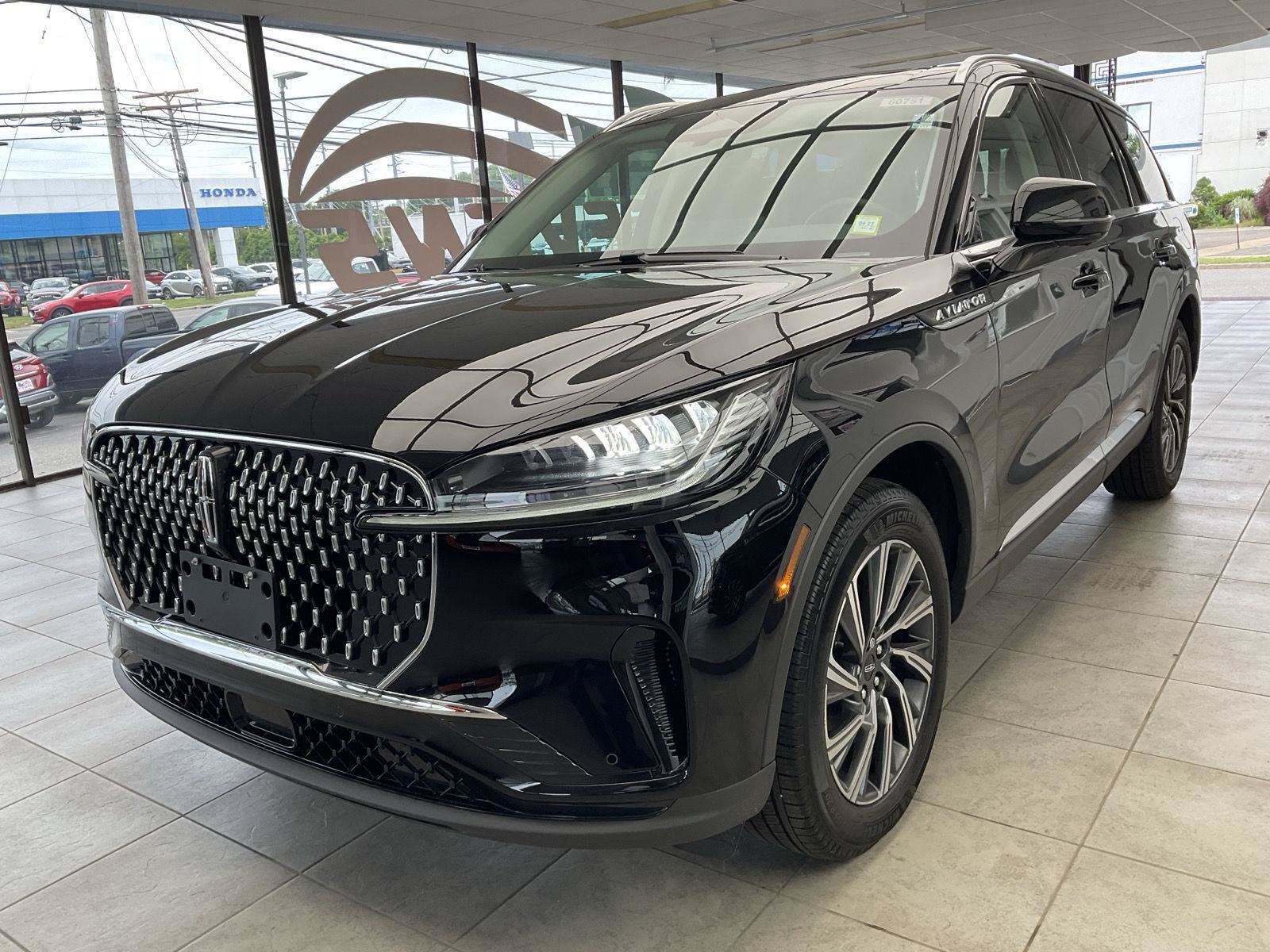 New 2026 Lincoln Aviator AWD image 3