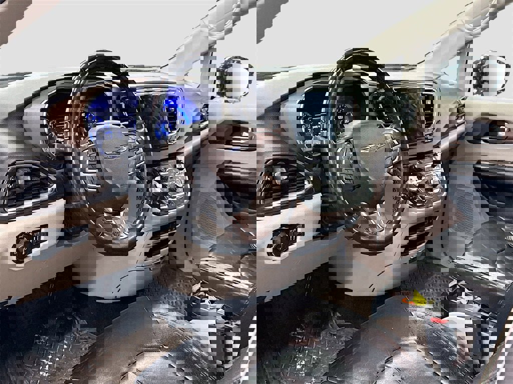 Used 2017 Chrysler Pacifica Touring-L image 7