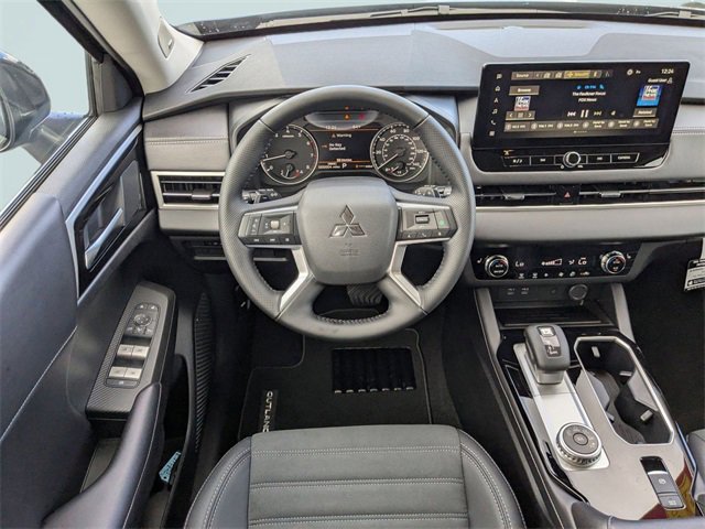 New 2025 Mitsubishi Outlander SE image 14