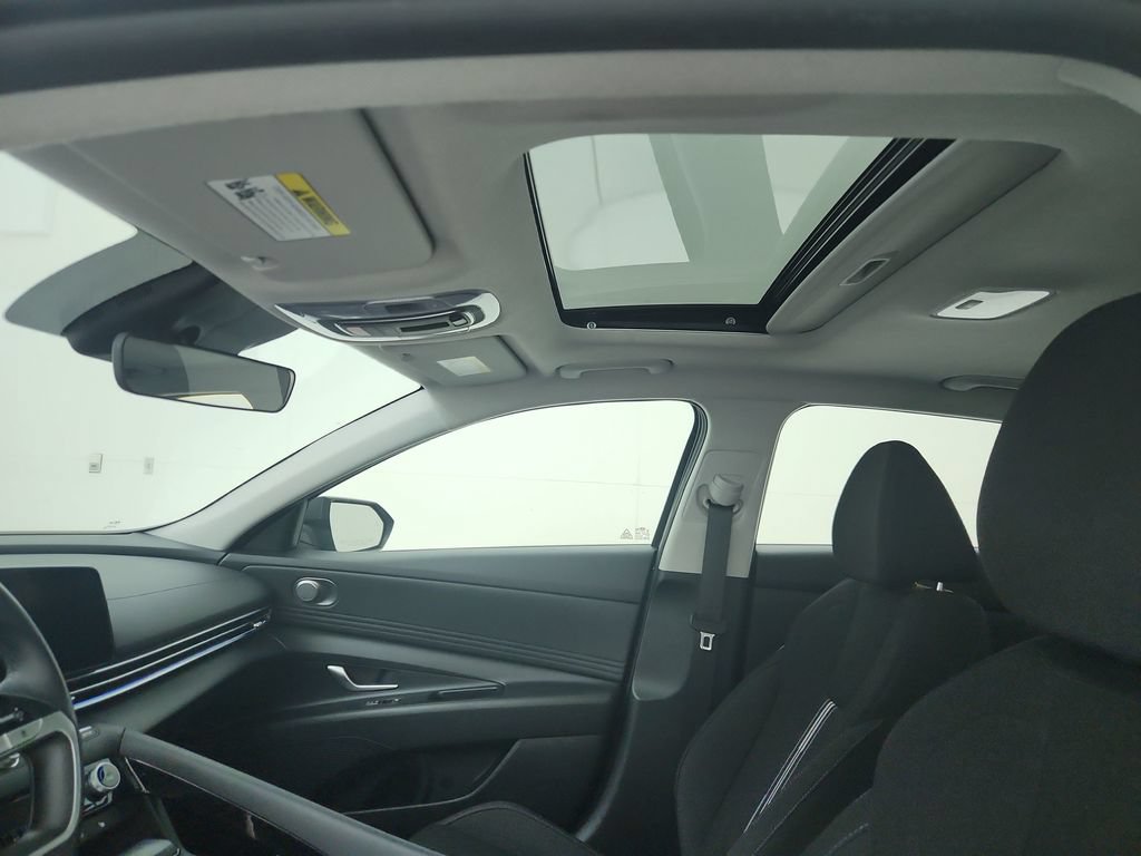 Used 2025 Hyundai Elantra SEL FWD image 34