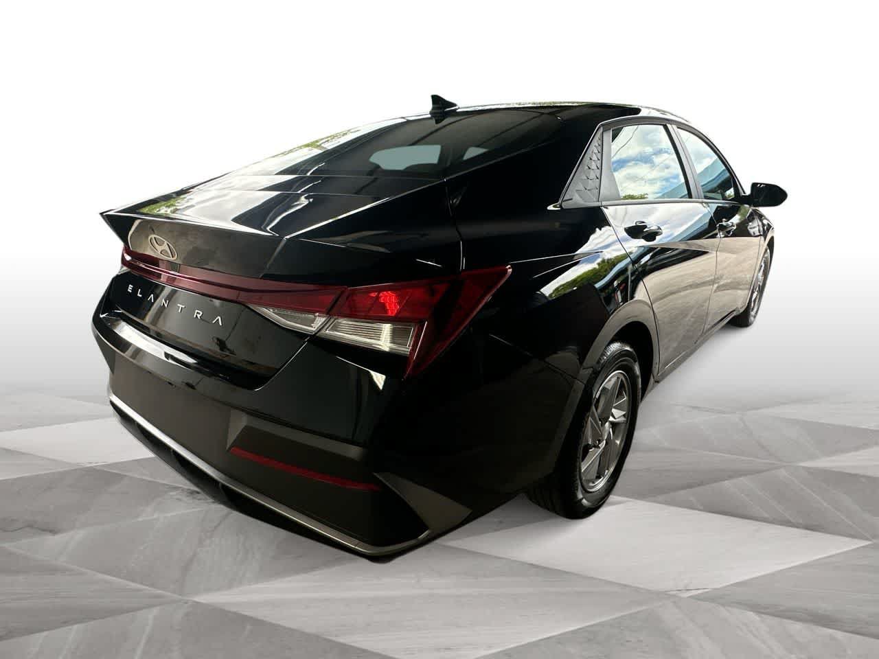 Used 2026 Hyundai Elantra SE FWD image 8