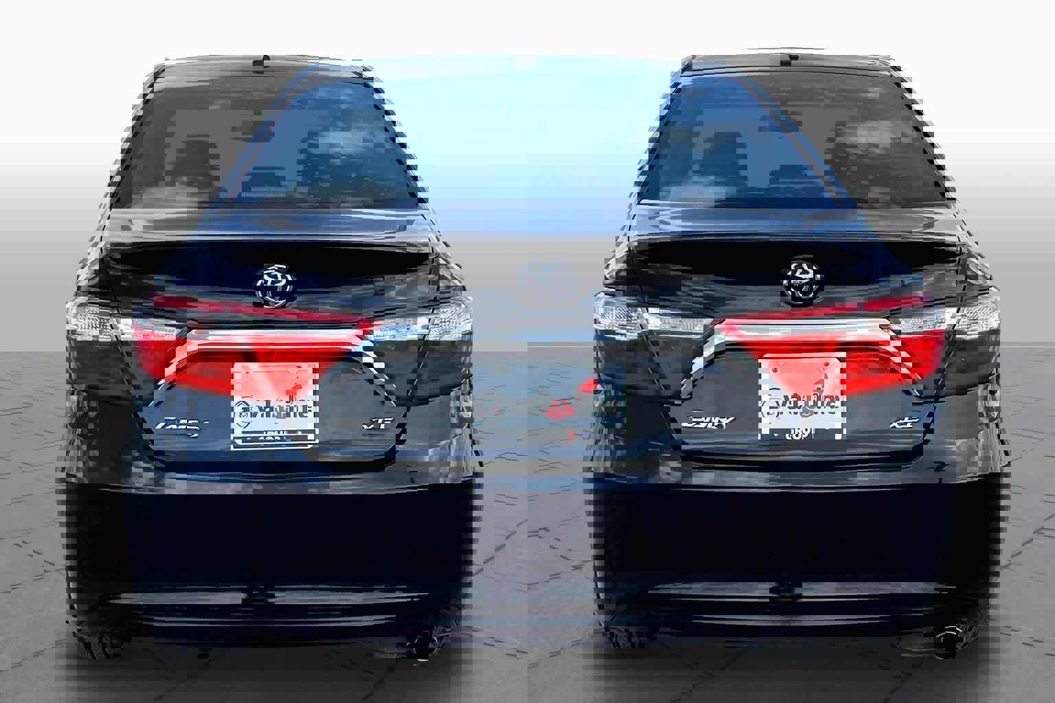 Used 2015 Toyota Camry XLE w/ Moonroof Package FWD image 5