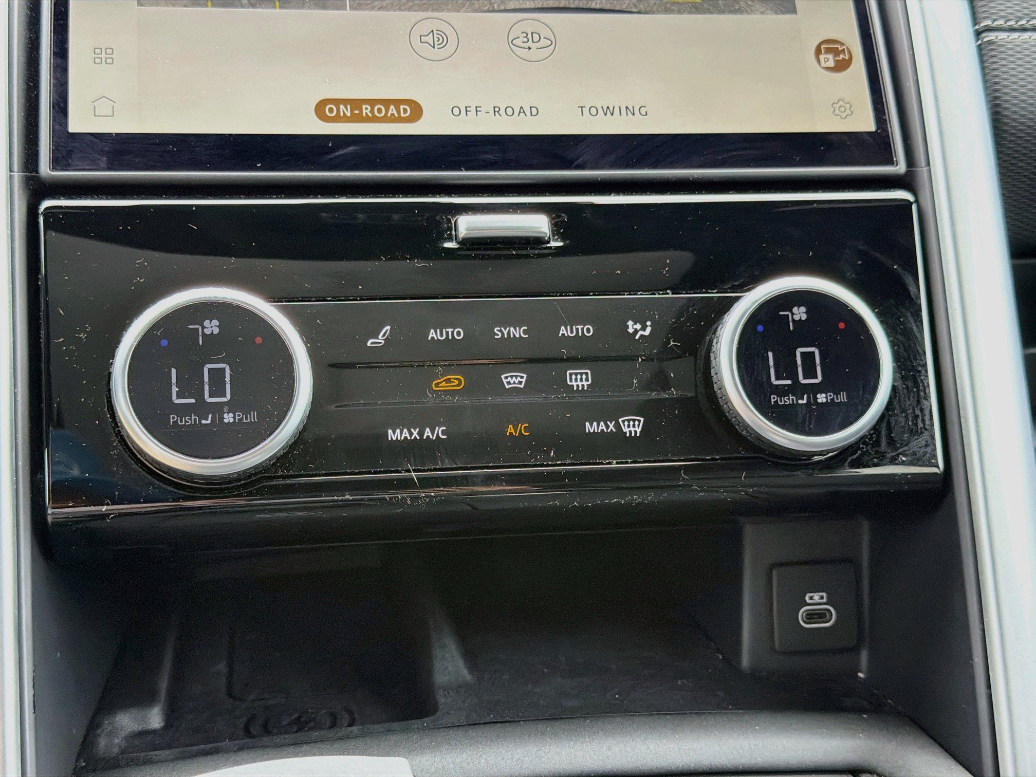 Certified 2025 Land Rover Discovery Dynamic SE AWD/4WD image 35