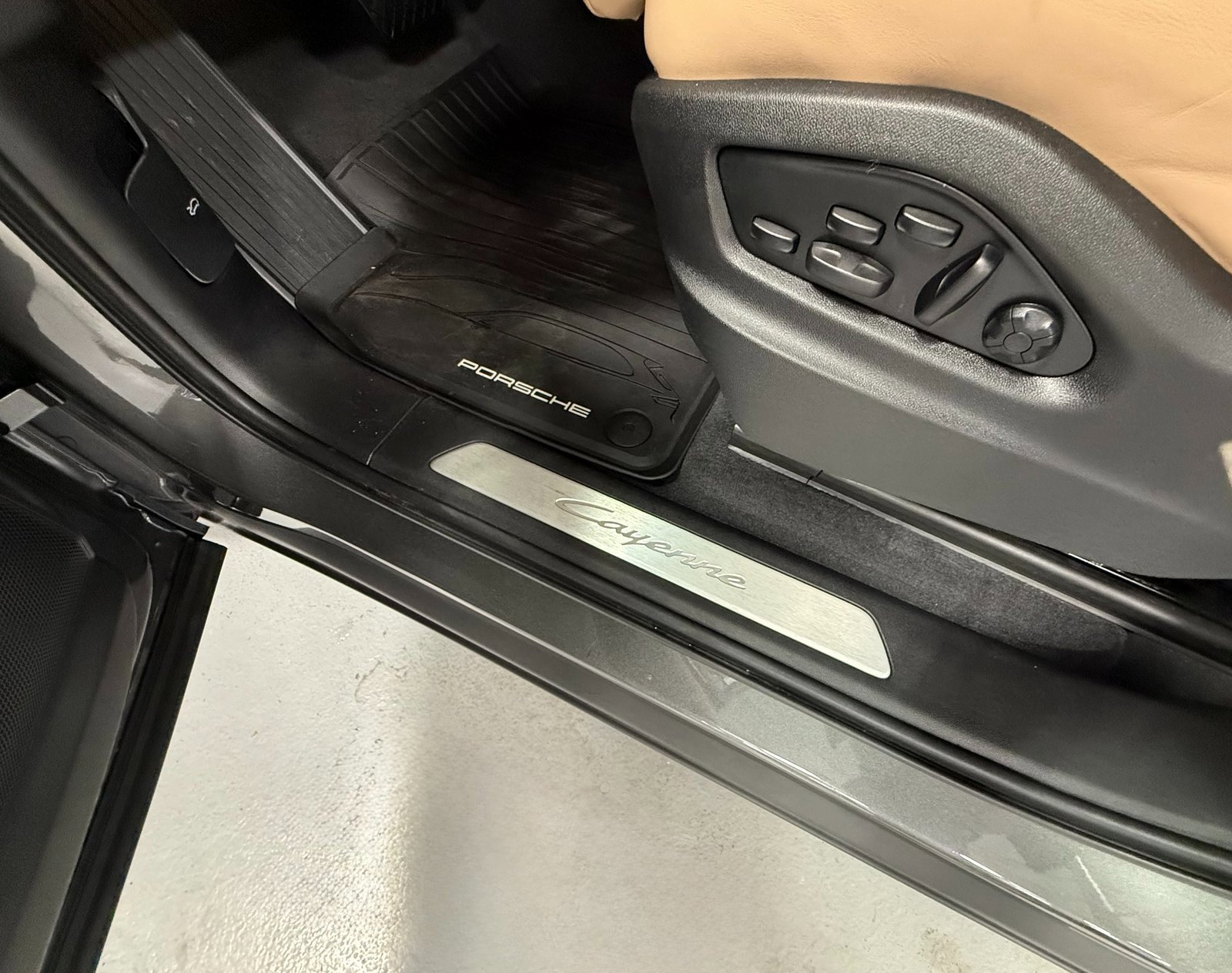 Certified 2025 Porsche Cayenne image 24