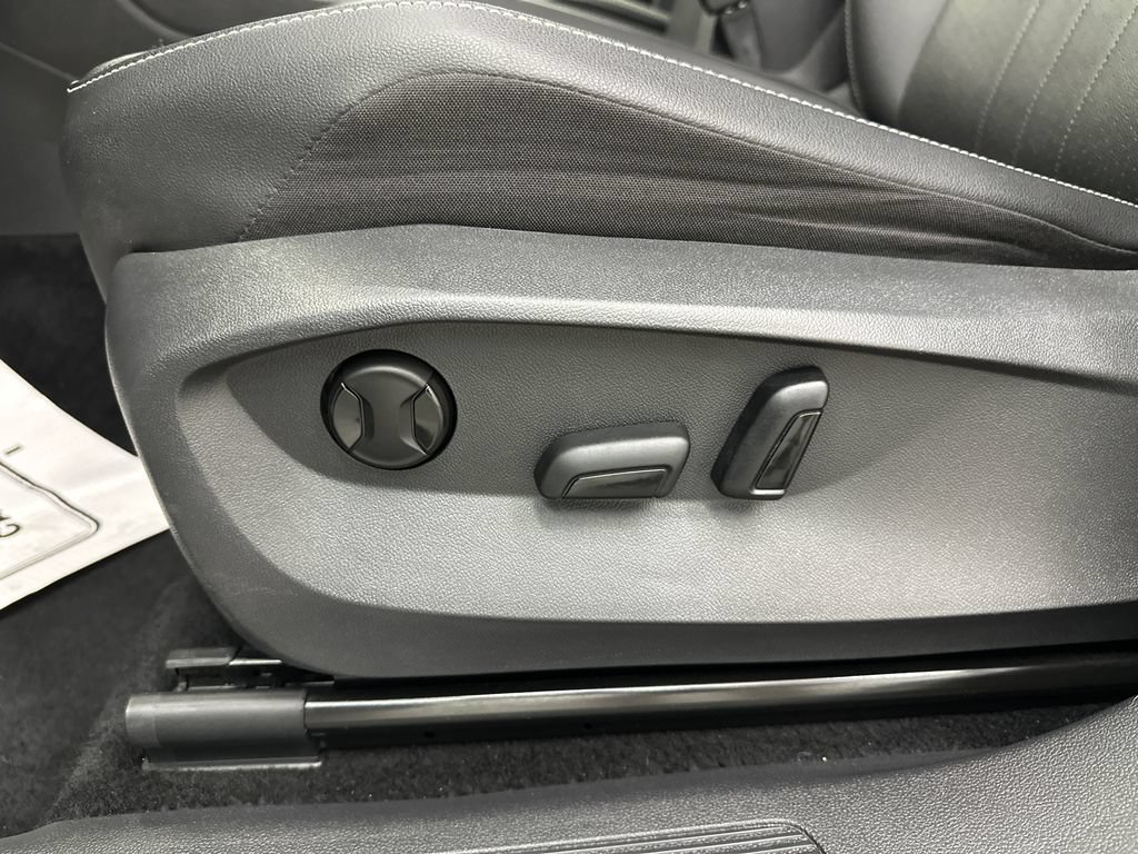 Used 2023 Volkswagen Tiguan SE FWD image 10