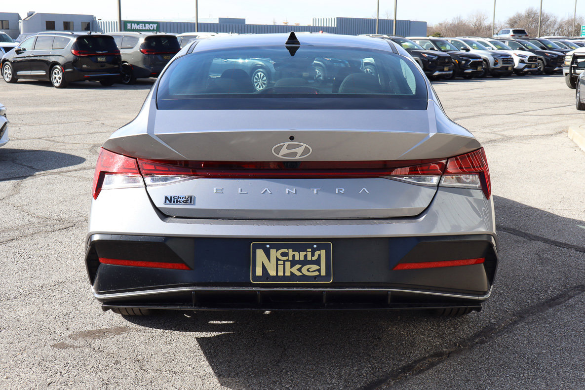 Used 2025 Hyundai Elantra SEL FWD image 5