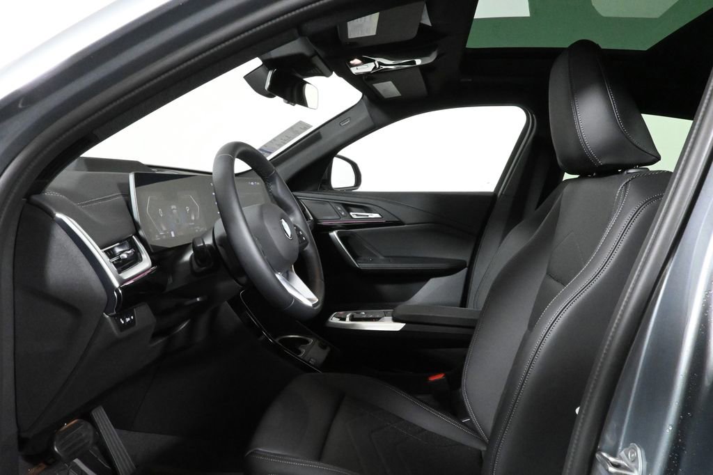 Certified 2025 BMW X2 xDrive28i w/ Technology Package image 3