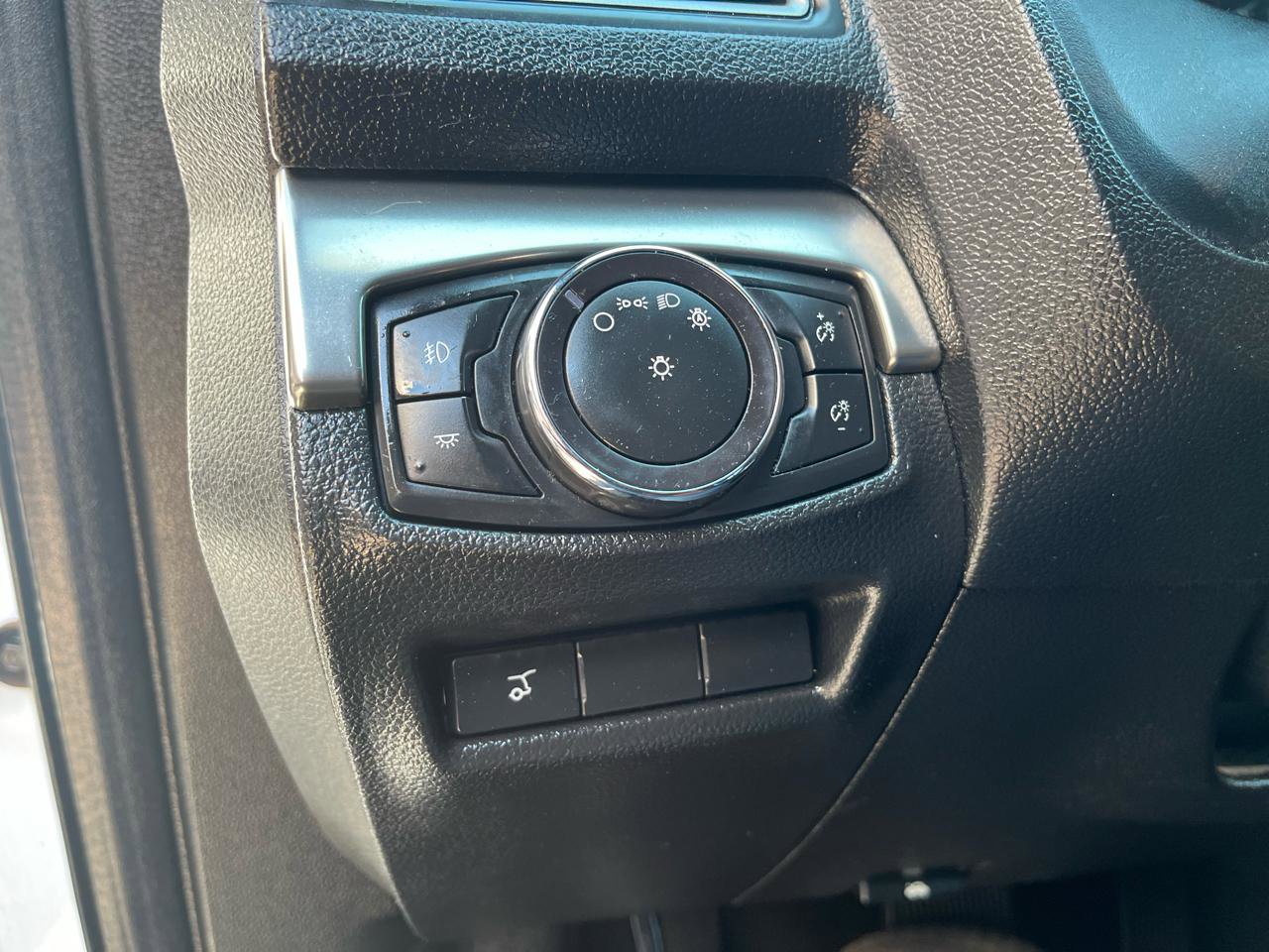 Used 2018 Ford Explorer XLT w/ Equipment Group 201A AWD/4WD image 22