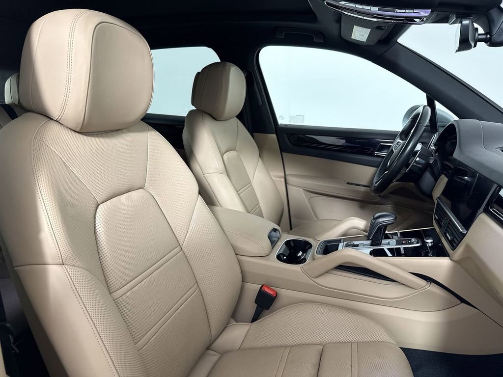 Certified 2023 Porsche Cayenne Platinum Edition image 24