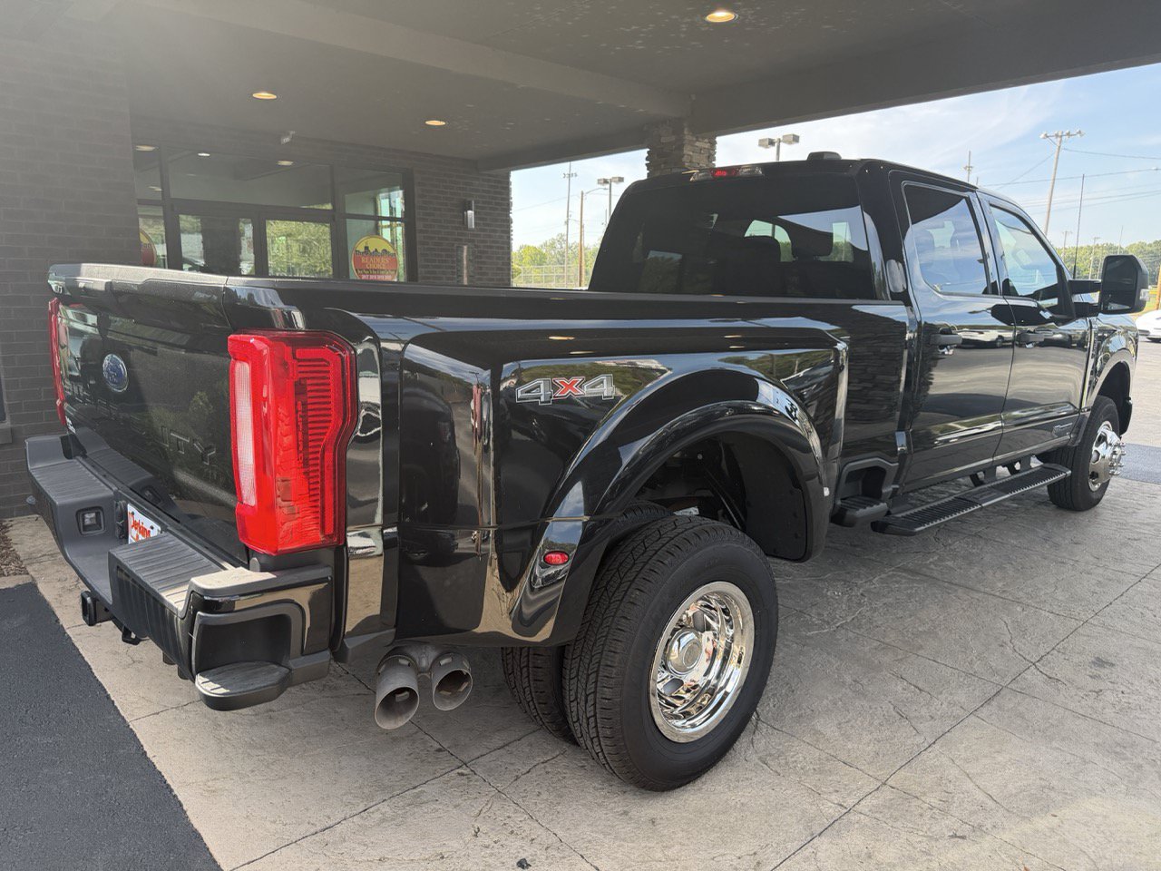 Used 2023 Ford F350 XLT AWD/4WD image 7