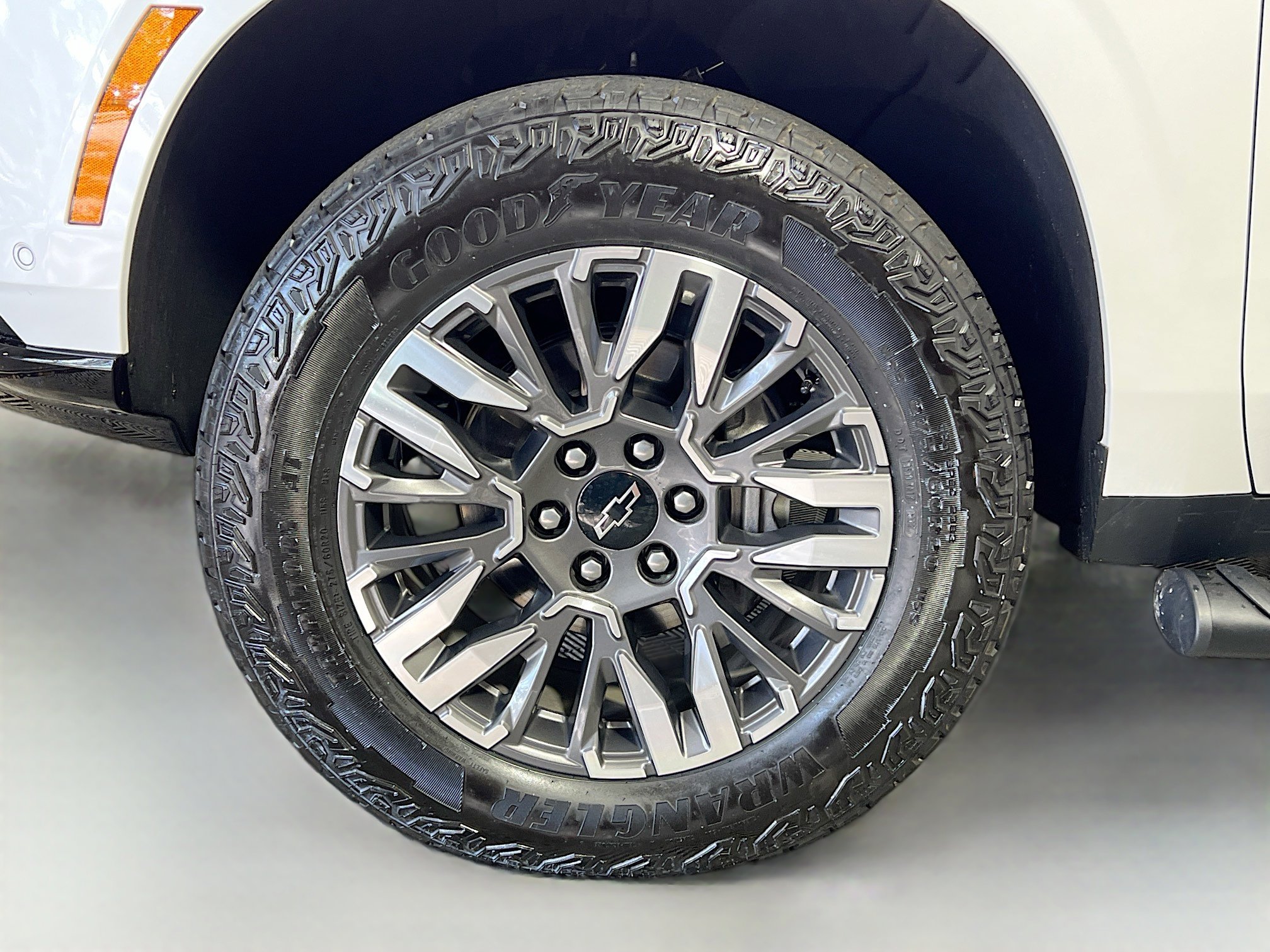 Used 2025 Chevrolet Suburban Z71 image 14