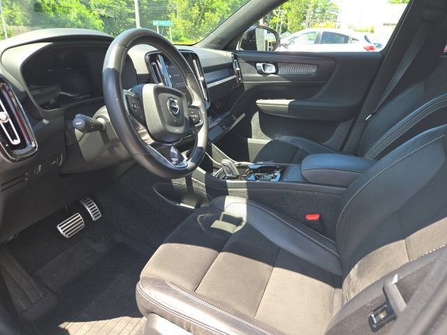 Used 2021 Volvo XC40 T5 R-Design w/ Climate Package AWD/4WD image 2