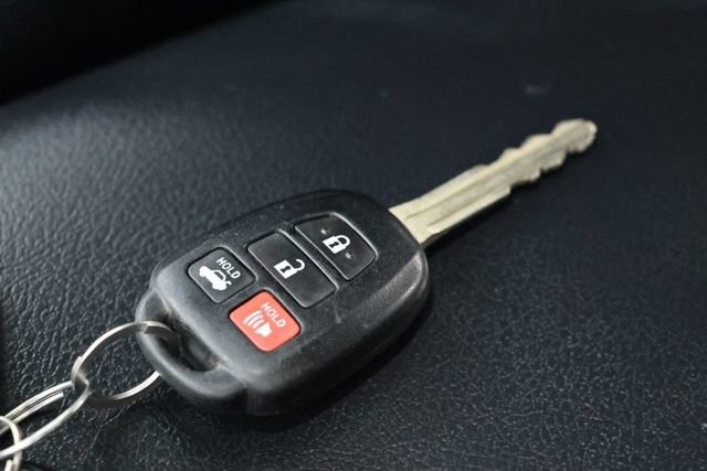Used 2016 Toyota Camry SE w/ Moonroof Package FWD image 31